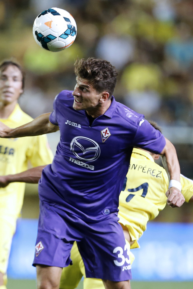 Игрок из Фиорентина Марио Гомес бьет мяч