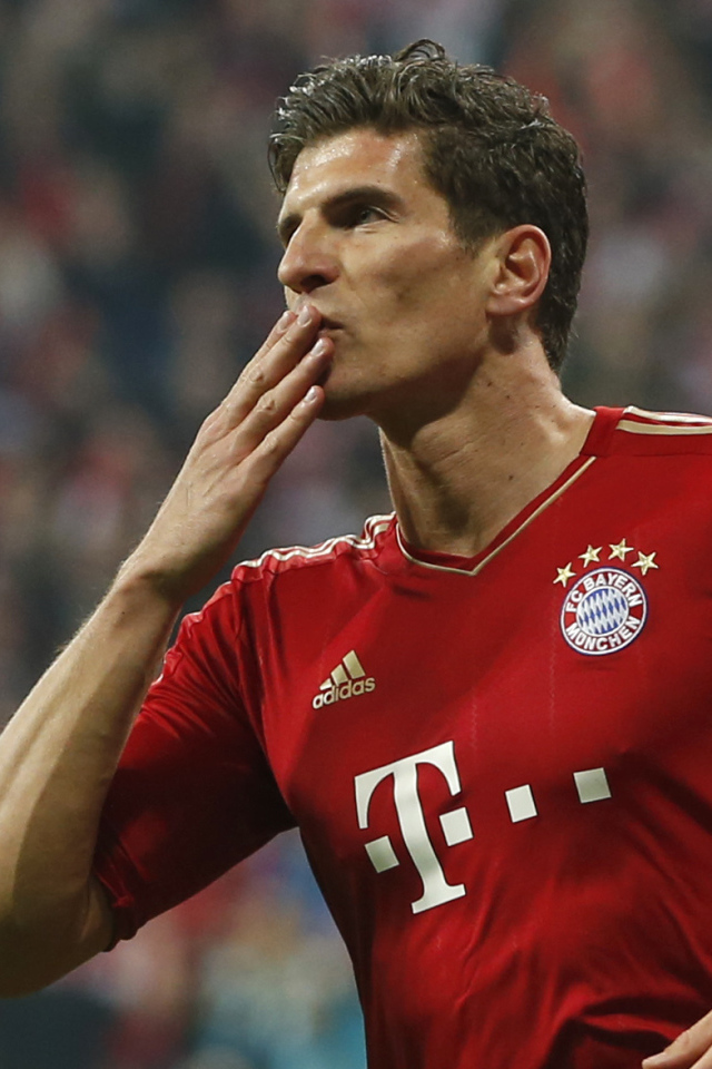 Игрок из Фиорентина Марио Гомес отправки летающий поцелуй