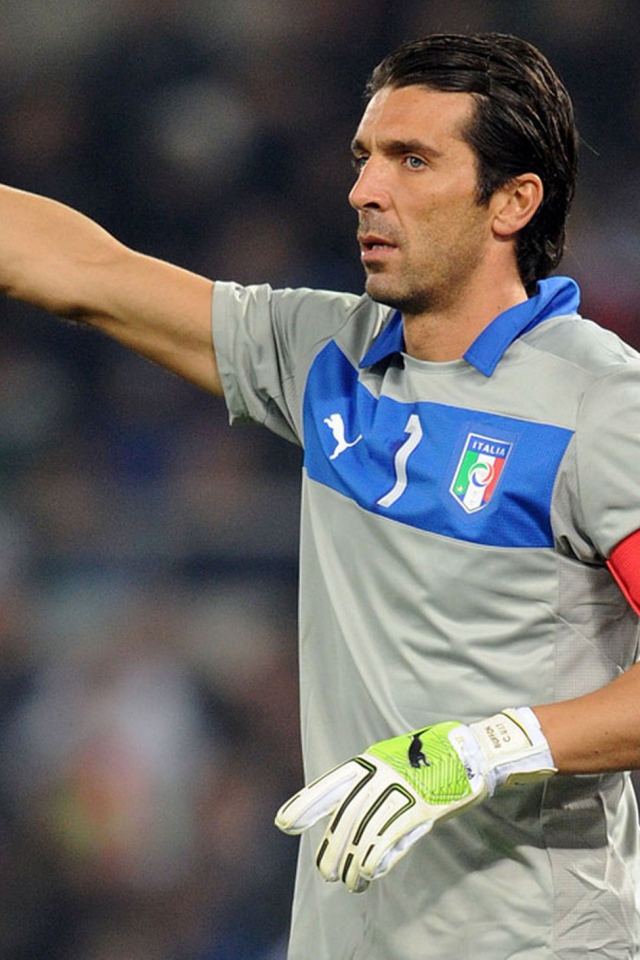  Игрок Ювентуса Джанлуиджи Буффон показывает тактику игры