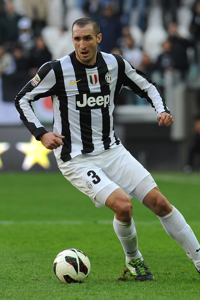 Игрок Ювентуса Джорджо Кьеллини с мячом