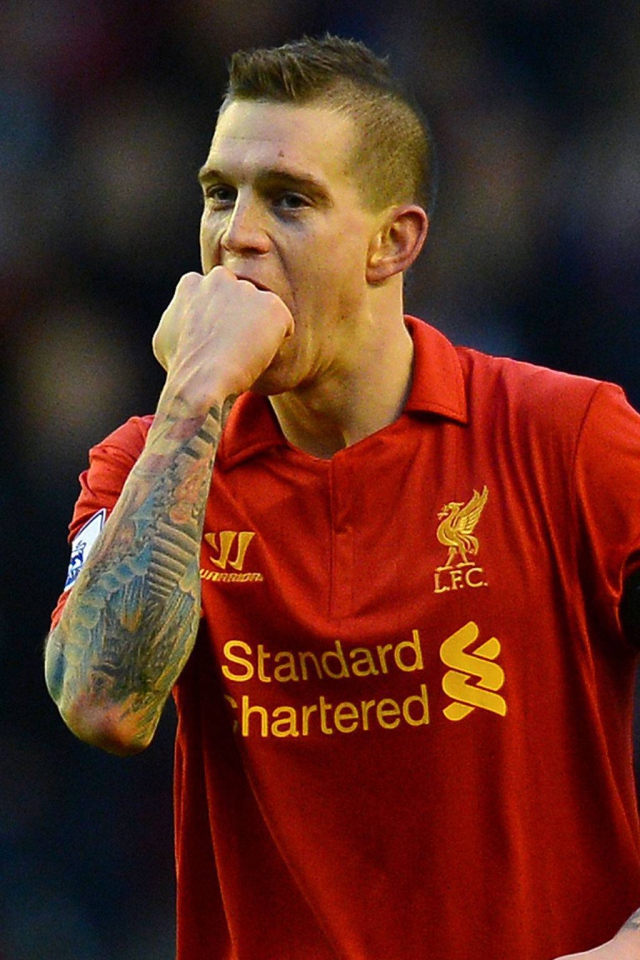 Игрок Ливерпуля Даниэль Аггер кусает свой кулак