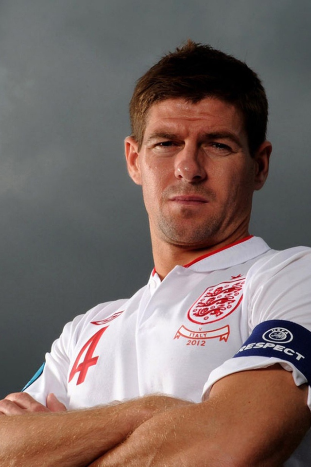 Игрок Ливерпуля Стивен Джеррард под небом