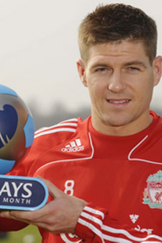  Игрок Ливерпуля Стивен с другими трофеем