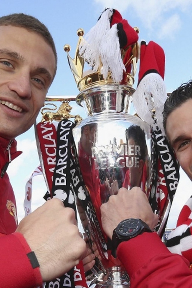 Игрок Манчестер Юнайтед Неманья Видич с трофеем