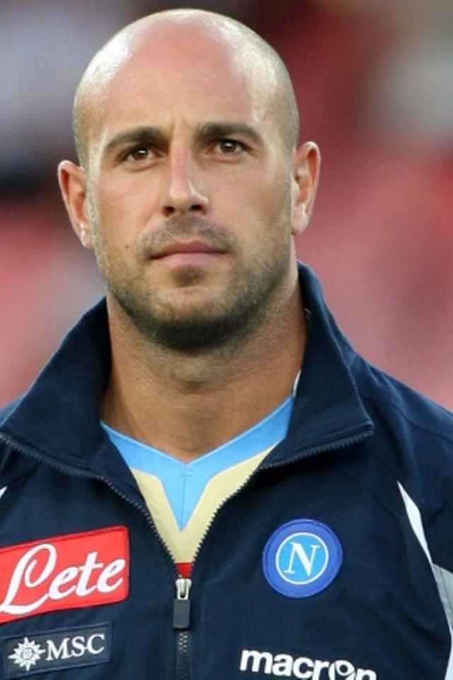 Игрок из Наполи Пепе Рейна перед игрой