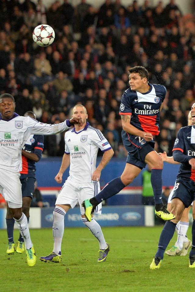 Игрок из ПСЖ Тиаго Силва борется за мяч