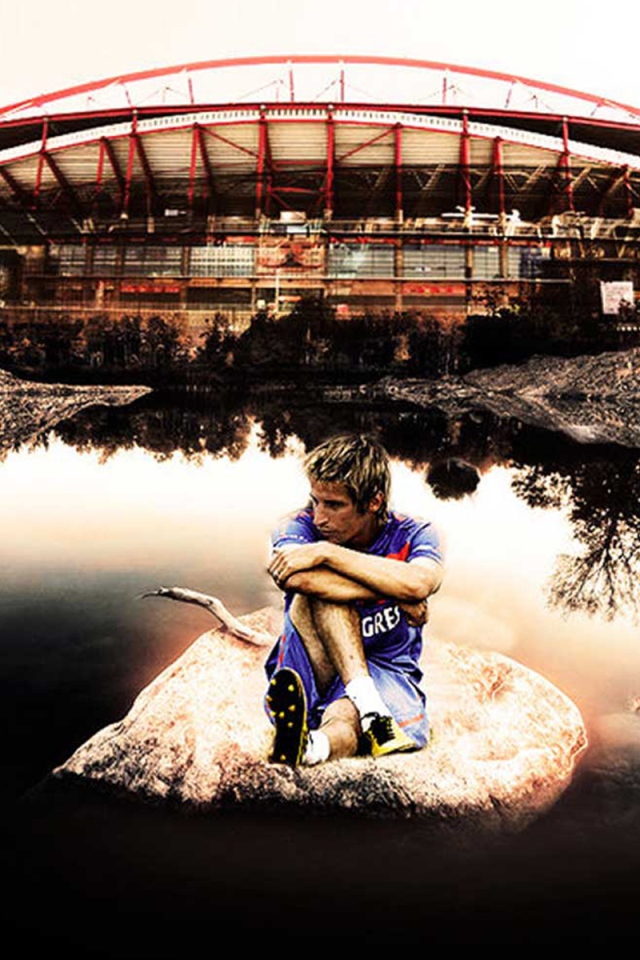  Игрок из Реал Мадрид Фабиу Коэнтрау сидит возле стадиона