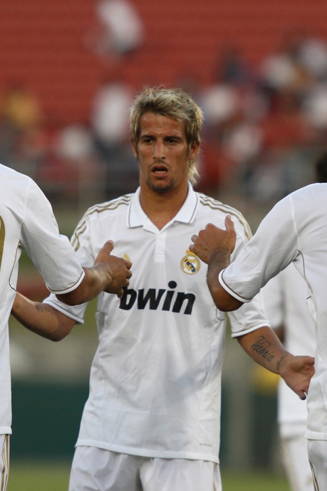  Игрок мадридского Реала Фабиу Коэнтрау в окружении своей команды