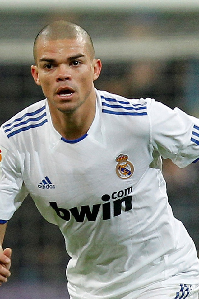 Игрок мадридского Реала Пепе на поле