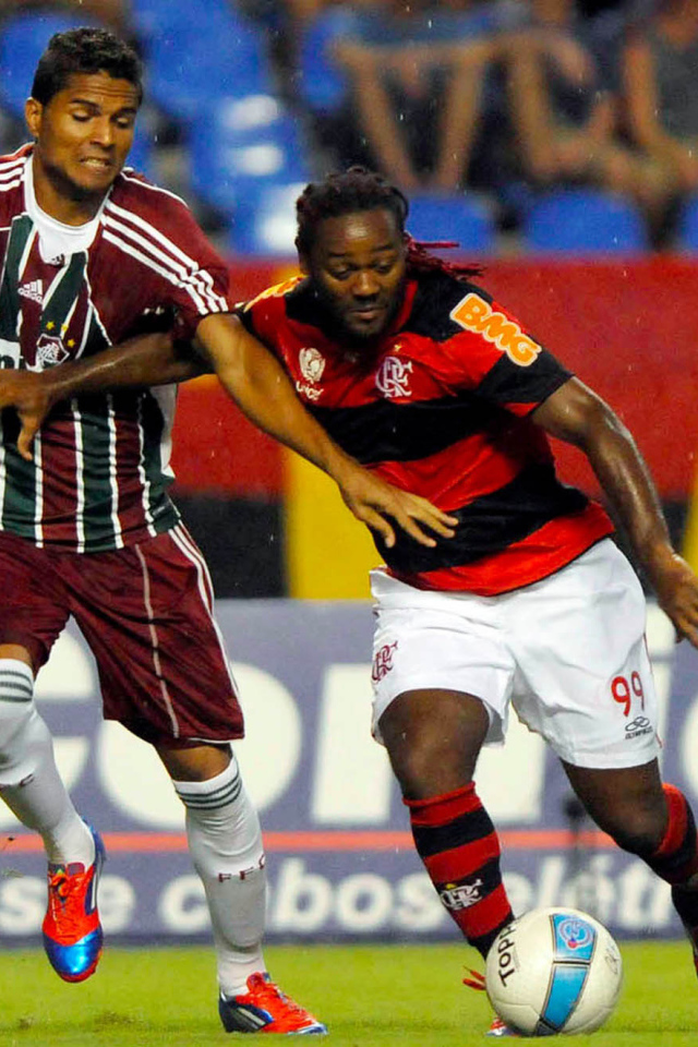  Игрок Шаньдун Лунэн Вагнера в борьбе за мяч