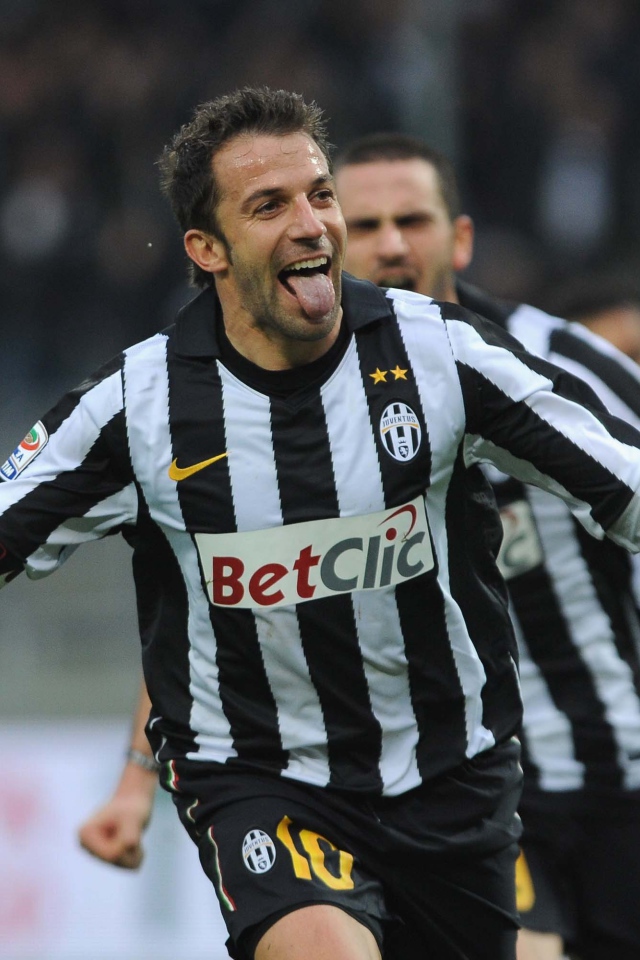 The player of Sydney Alessandro Del Piero scored a goal