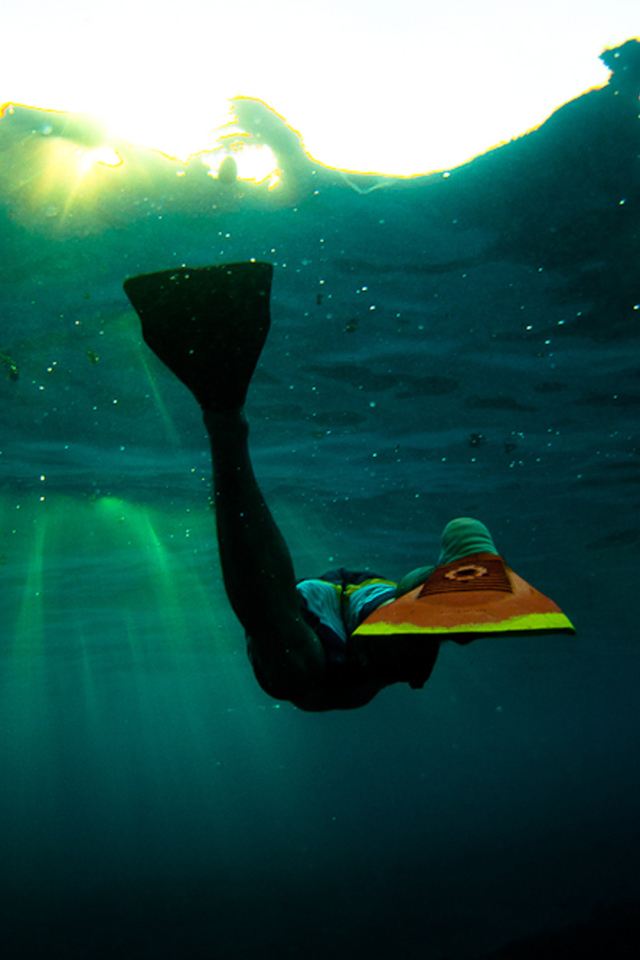 Подводная фотография пловца в ластах