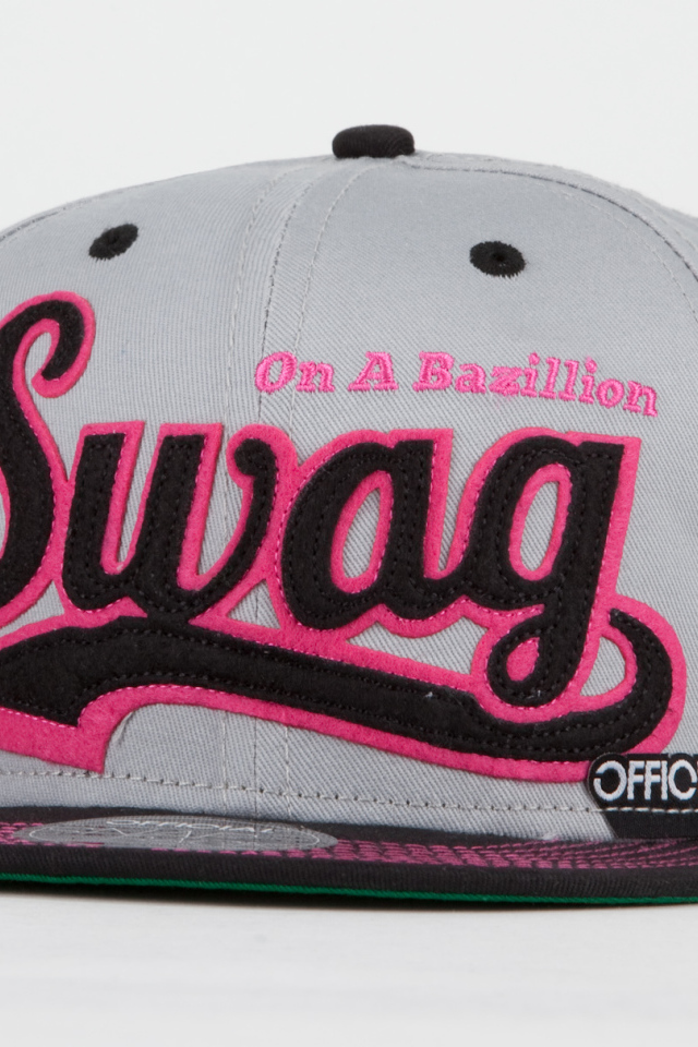 Белая кепка swag