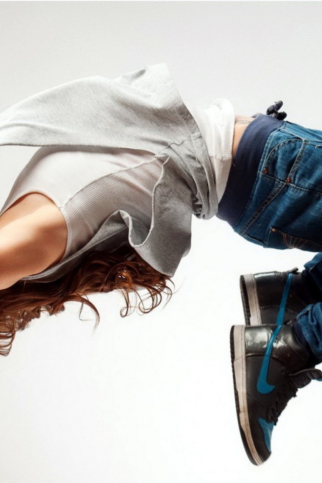 Девушка делает сальто