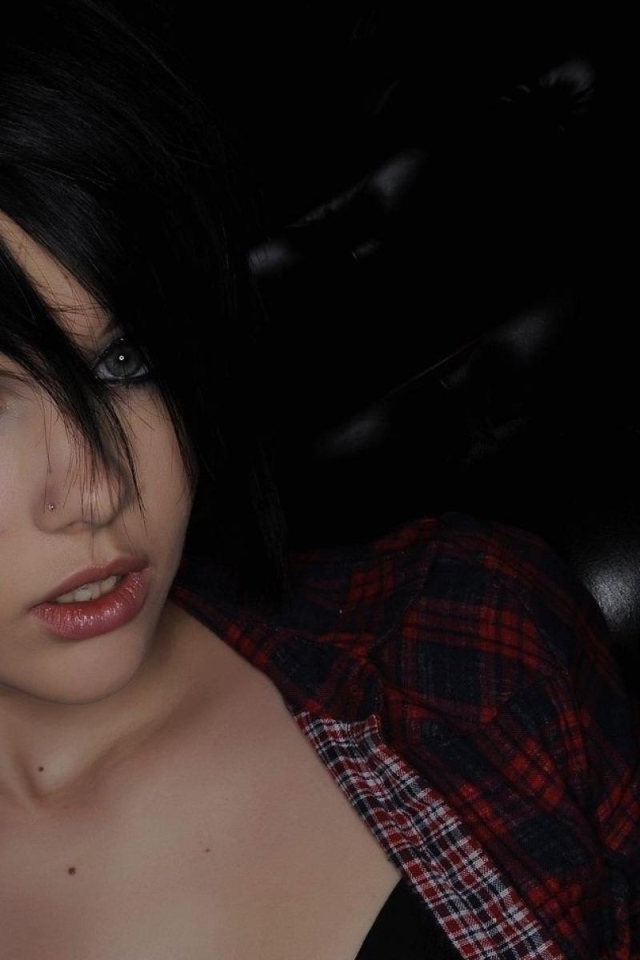 Молодая девушка брюнетка с пирсингом в носу