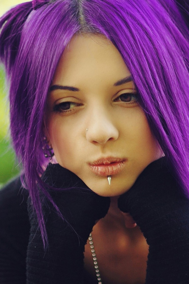 Молодая девушка с пирсингом в носу и губах