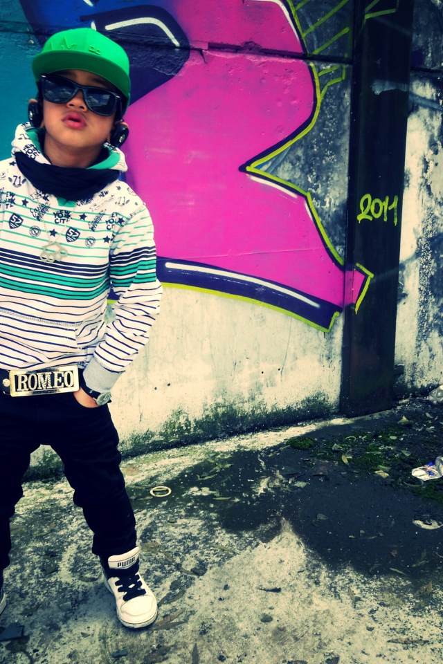 Мальчик в зелёной кепке и очках, swag