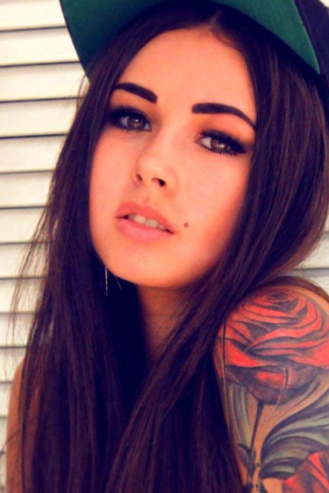 Красивая девушка в кепке, swag