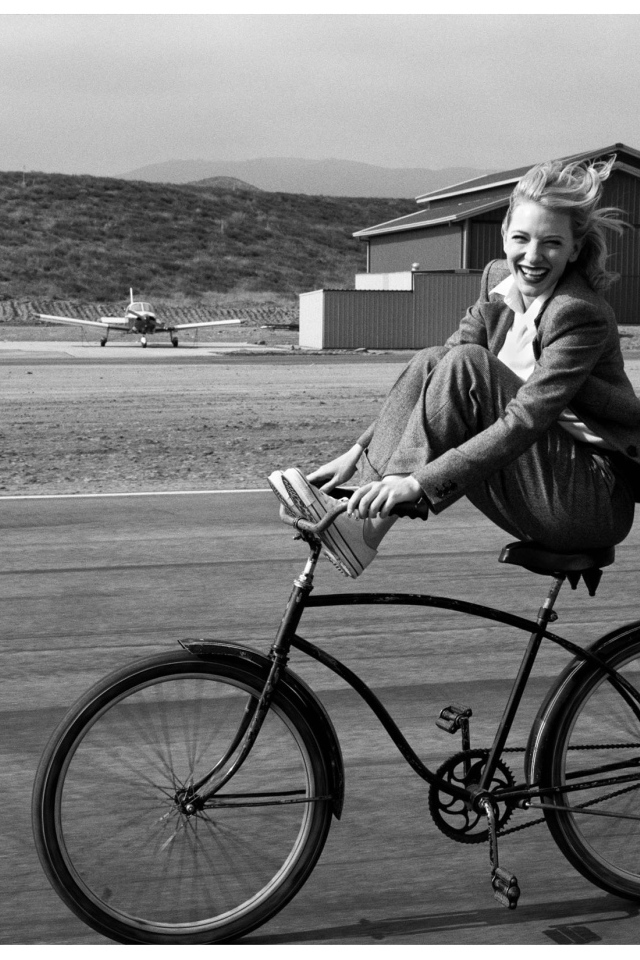 Photo of Cate Blanchett on the bike