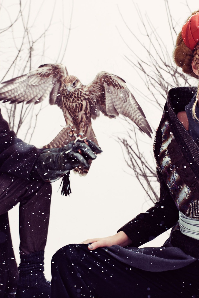 Фотография пары с соколом