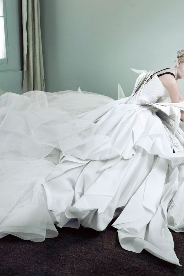 Фотография девушки в пышном белом платье