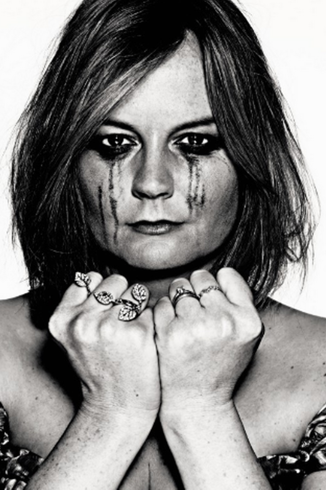 Фотография девушки в слезах