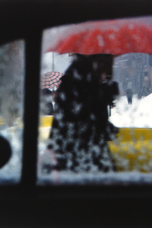 Фотография человека под красным зонтом