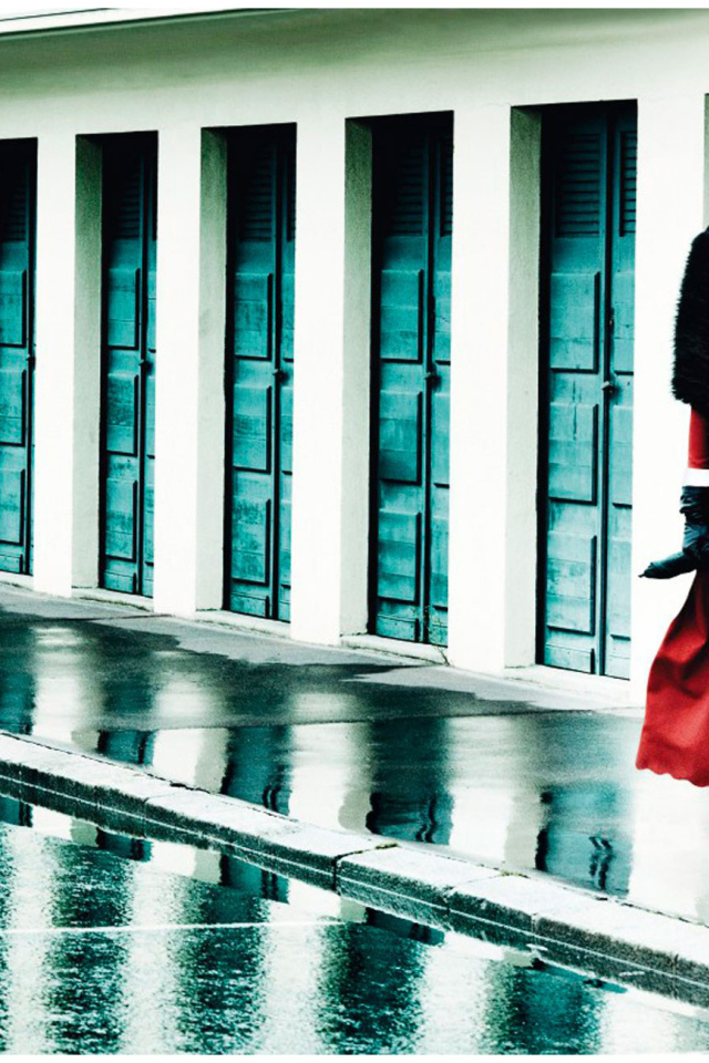 Фотография девушек идущих по улице