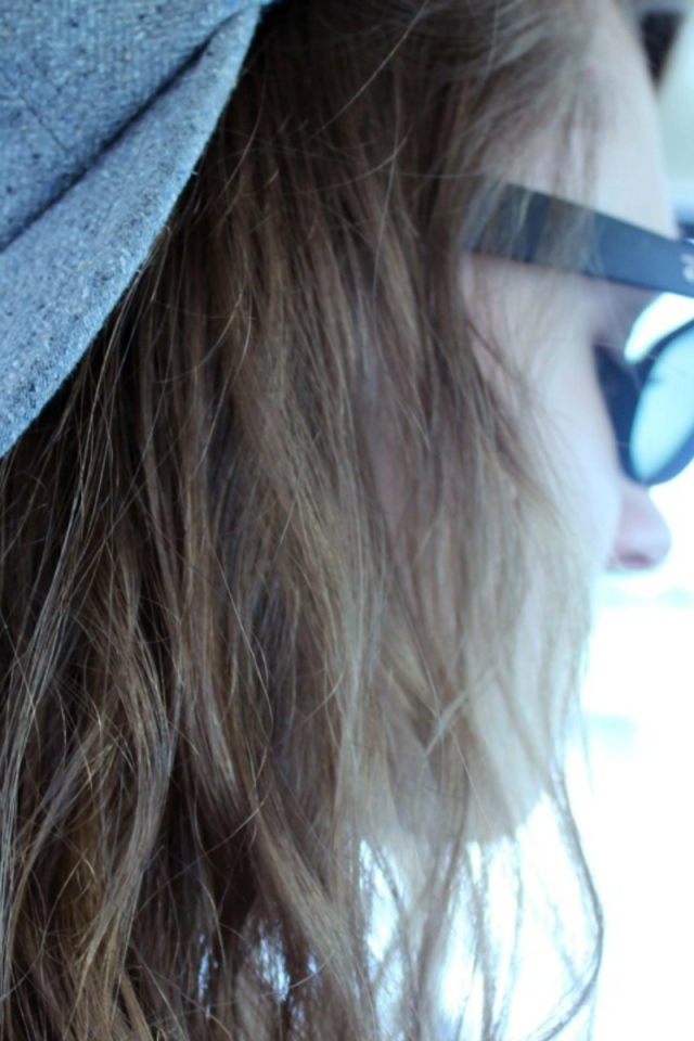 Девушка в кепке supreme