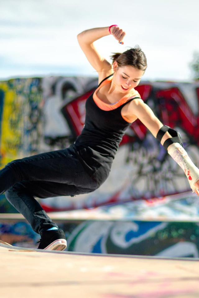 Девушка со скейтом выполняет трюк, swag