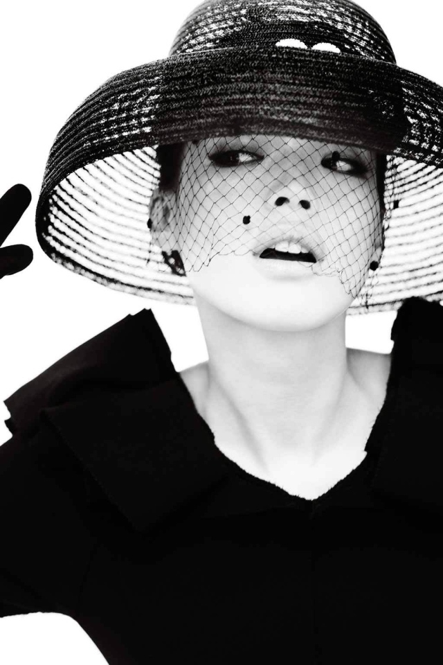 Женщина в шляпе, чёрно-белое фото