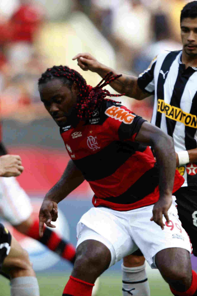 The player of Shandong Luneng Vagner battling for the ball