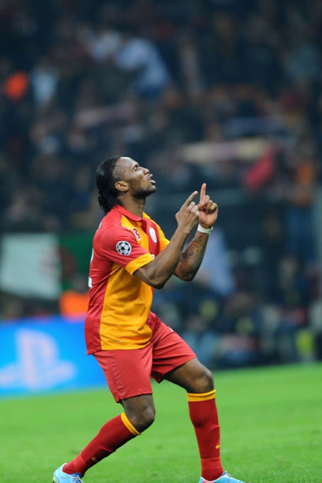 Игрок из Галатасарая Дидье Дрогба танец победы