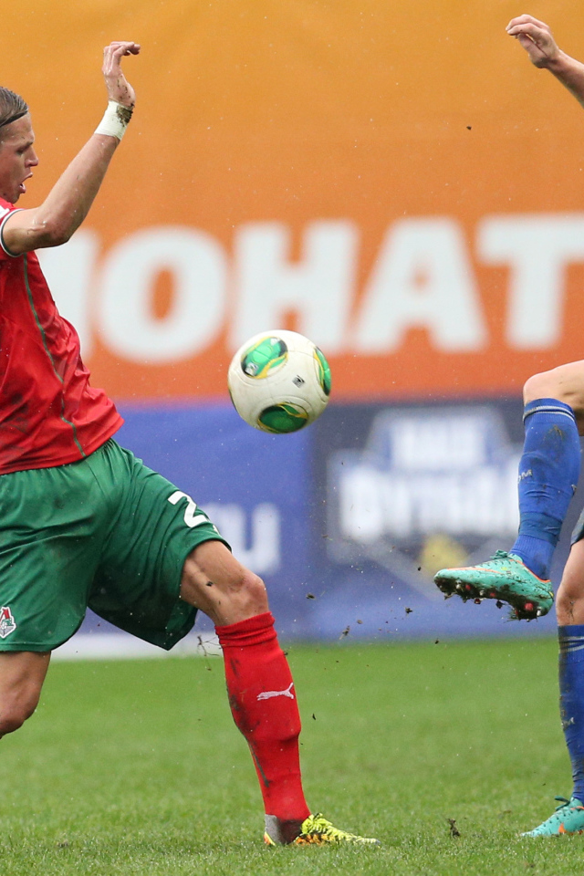 Полузащитник московского Локомотива Виталий Денисов борется за мяч