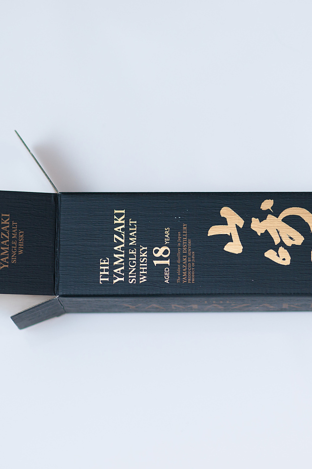 Котенок залез в коробку