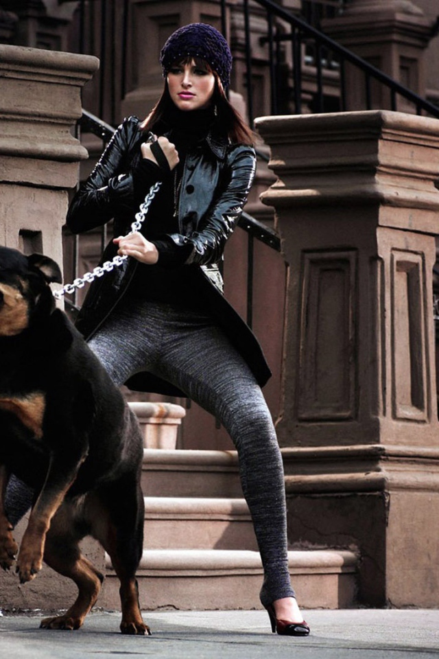 Девушка держит ротвейлера