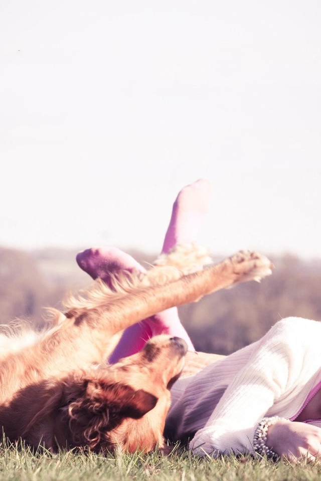 Девушка играет с собакой