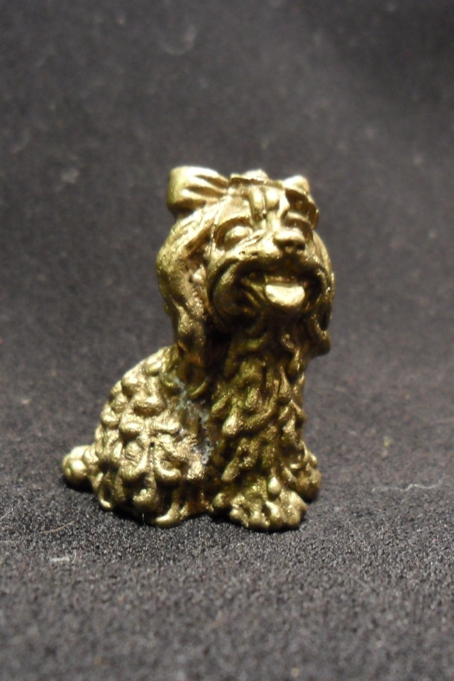 Золотая фигурка болонки