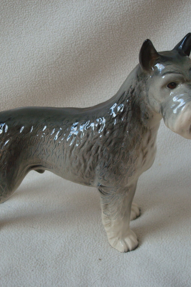 Фигурка собаки шнауцера