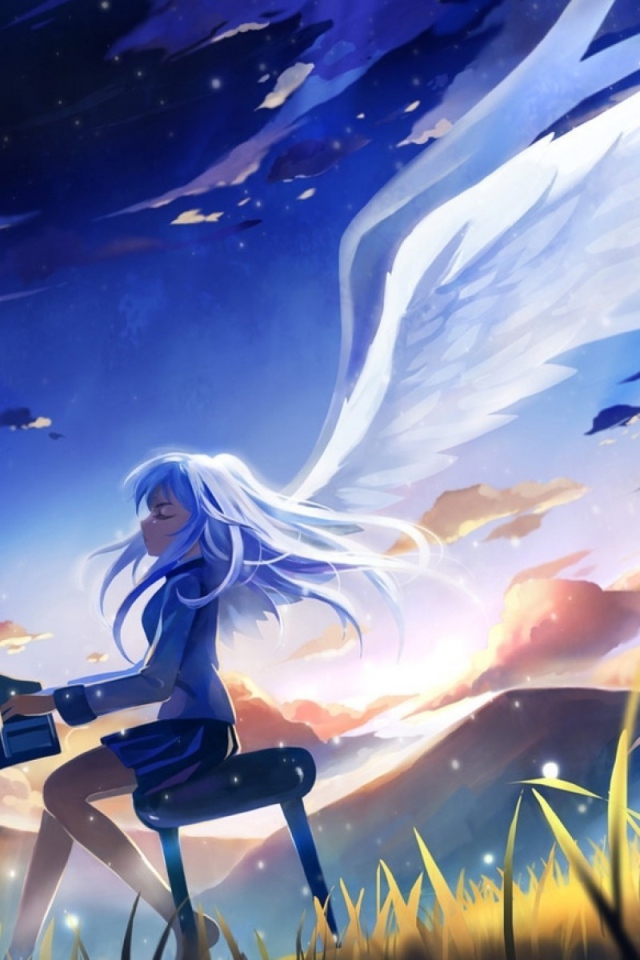 Девочка играет на рояле