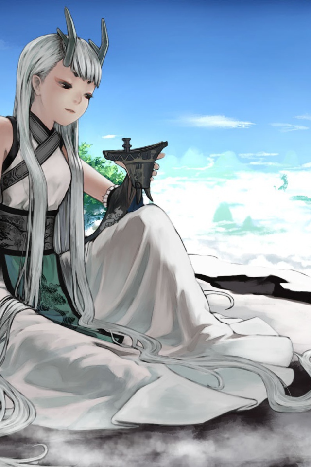 Девочка с длинными белыми волосами