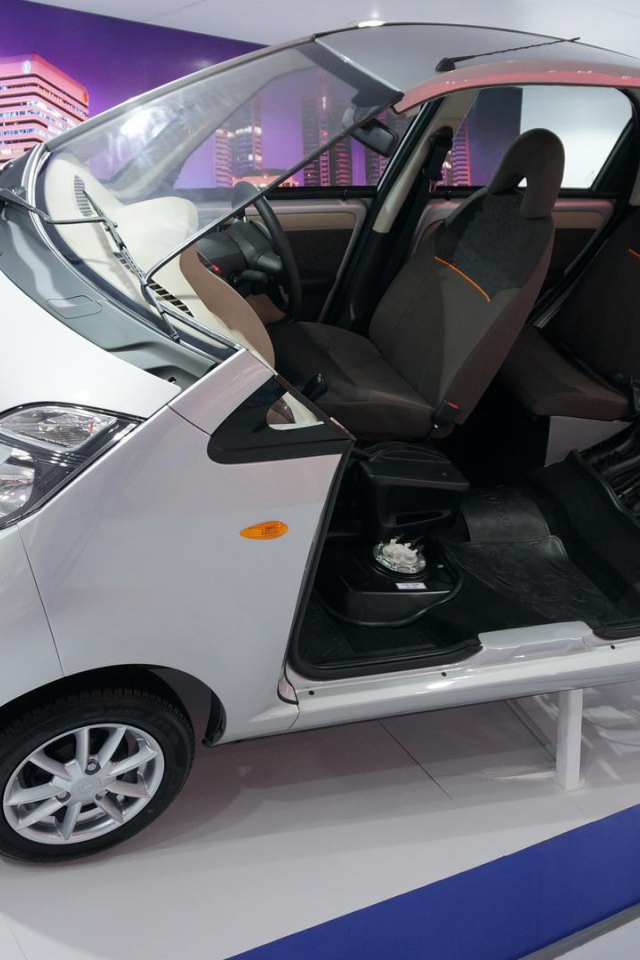Автомобиль Tata Nano 2014 на дороге 