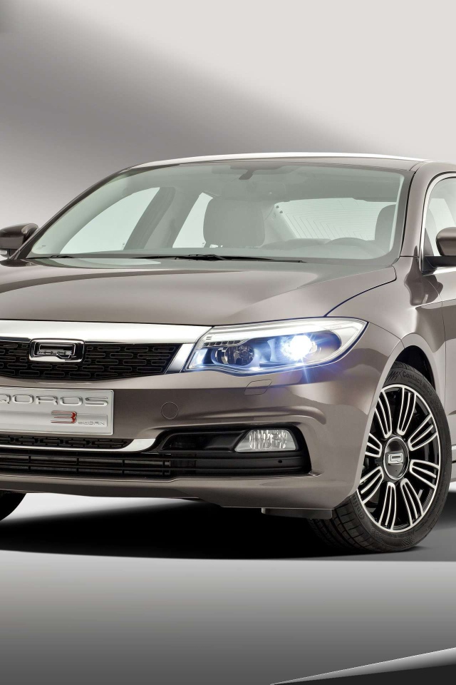 Красивый автомобиль Qoros 3 2014  в Москве