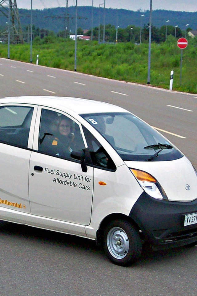 Красивый автомобиль Tata Nano 2014 в Москве