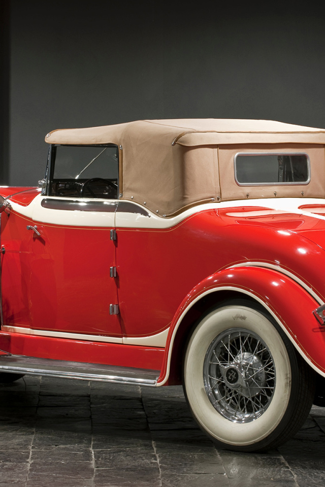 Старый красный автомобиль