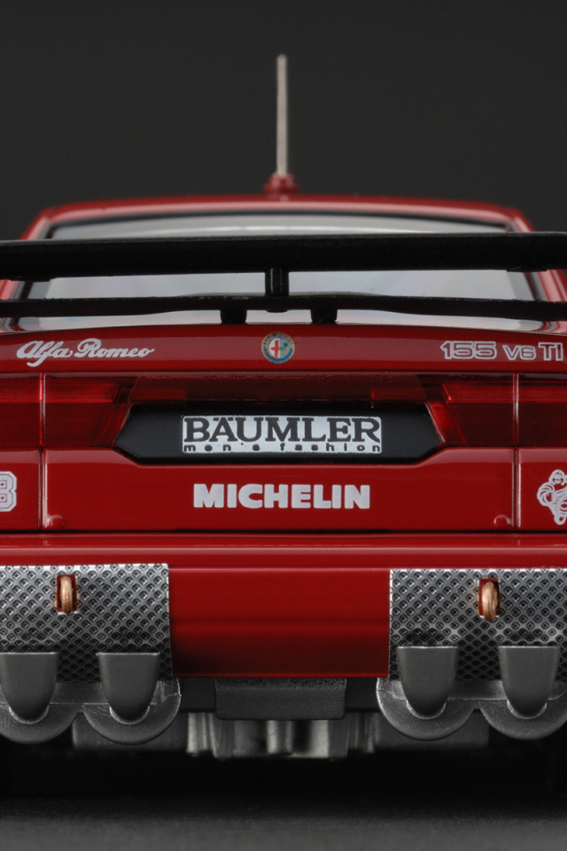 Автомобиль Alfa Romeo 155 на дороге