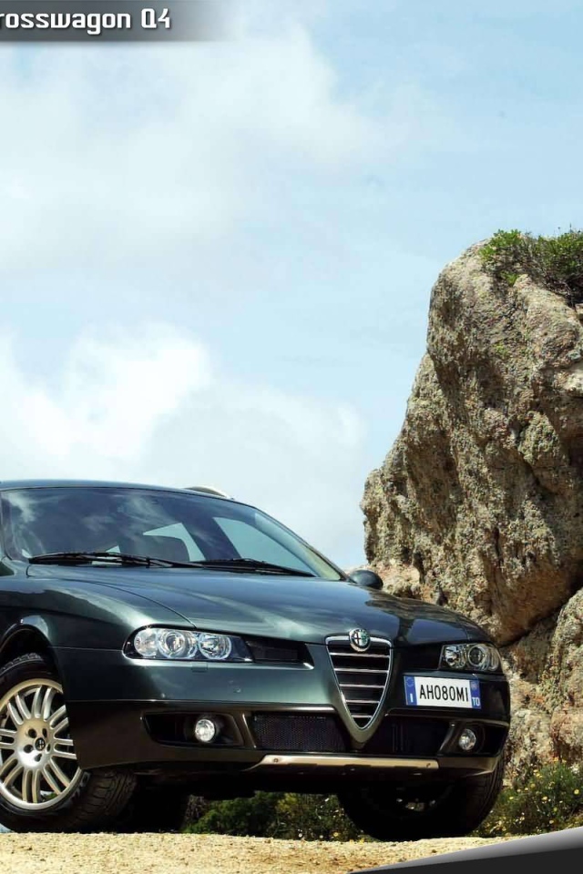 Автомобиль Alfa Romeo 156 на дороге