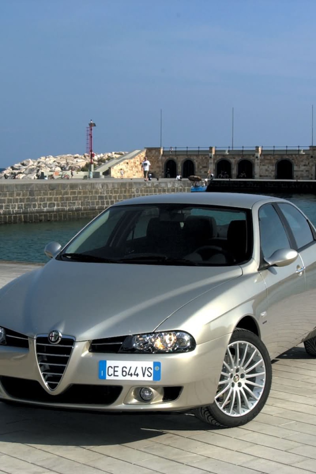 Автомобиль Alfa Romeo 159 на дороге
