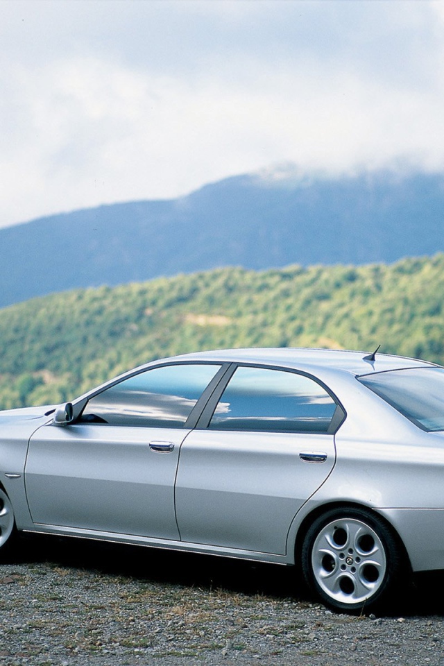 Автомобиль Alfa Romeo 166 на дороге