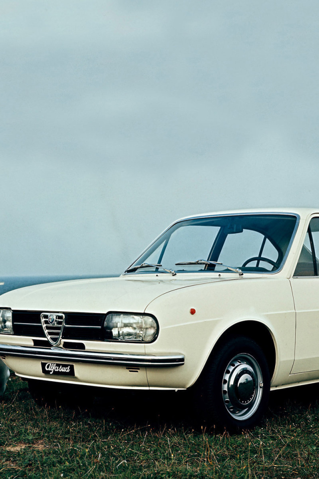Автомобиль Alfa Romeo alfasud на дороге